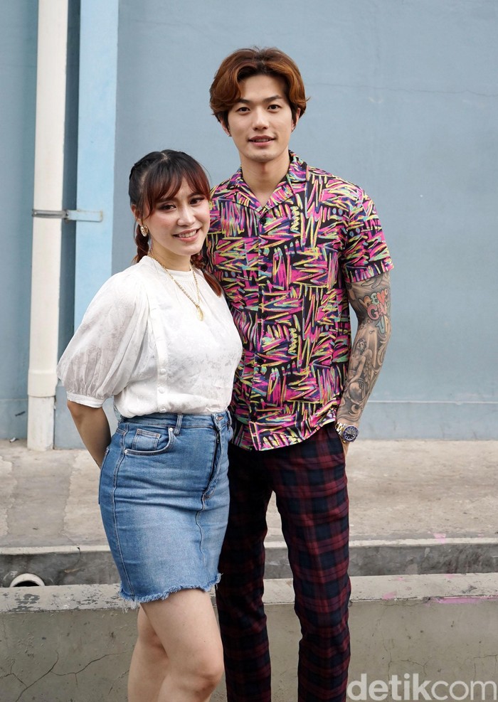 Lee Jeong Hoon Lee Jeong Hoon dan istri saat ditemui di studio Trans TV.