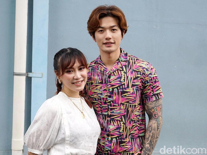 Lee Jeong Hoon dan istri saat ditemui di studio Trans TV.