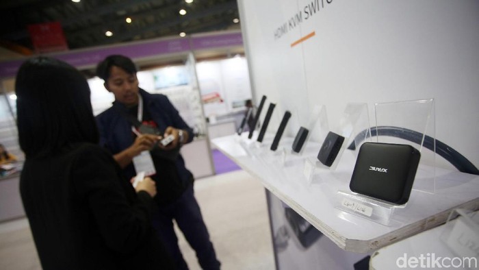 Masyarakat menghadiri pameran Global Sources Electronics di Jakarta Convention Center, Senayan, Jakarta, Kamis (5/12/2019). Global Sources Electronics hadir di Indonesia untuk pertama kalinya. Pameran ini akan berlangsung selama tiga hari memamerkan banyak barang berbeda.