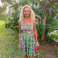 Wanita berusia 53 tahun ini juga menambahkan ia tidak pernah merasa lapar hanya makan buah saja. Menurut Anne, tubuhnya sangat membutuhkan buah-buahan. Ia mencoba memulai diet buah-buahan sejak 1991, saat putra tertuanya lahir. Foto: Instagram