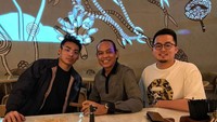 Sambil berdiskusi santai Rob dan salah satu kerabatnya, sempat membicarakan tentang pemberantasan narkoba di Indonesia, diselingi acara makan malam. Foto: Instagram @abrahamsrijaya