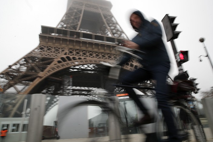Aksi mogok massal menentang reformasi sistem pensiun terjadi di Paris, Prancis. Imbasnya sebagian besar transportasi umum di kota itu tak beroperasi dan lumpuh.