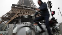 Presiden Macron ingin sistem pensiun yang universal, yang merupakan salah satu janji utamanya dalam kampanye. Namun serikat pekerja mengatakan, reformasi yang diusulkan akan memaksa jutaan pekerja di sektor swasta untuk bekerja lebih lama di atas 62 tahun sampai bisa menerima pensiun penuh. Francois Mori/AP Photo.
