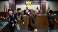 Jaksa menyebut uang yang diterima Raden Zugiri, Zainudin, dan Bunyana untuk kepentingan pribadi dan dibagikan anggota DPRD Lampung Tengah lainnya. Sedangkan uang yang diterima Junaidi untuk kepentingan pribadi seperti membayar utang.