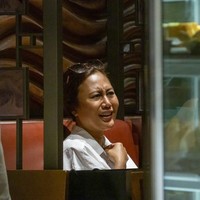 Sosialita Indonesia Azura Luna Mangunhardjono dilaporkan mantan kekasihnya atas tuduhan penipuan di Hong Kong. Azura memperkenalkan diri kepada korbannya bahwa ia adalah seorang putri Indonesia yang menerima tunjangan $ 150.000 atau Rp 2,1 miliar sebulan, berkeliling dunia hanya melalui jet pribadinya. Wanita berambut panjang ini juga dikenal di kalangan elit dan termasuk salah satu dermawan kaya. Foto: Instagram