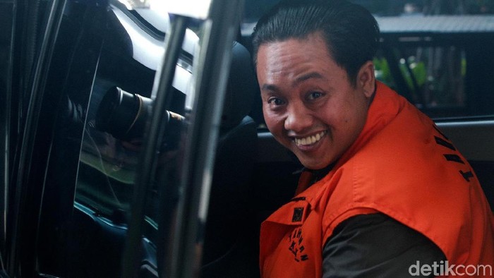 Tersangka yang merupakan asisten pribadi mantan Menpora Imam Nahrawi, Miftahul Ulum diperiksa KPK. Ia terlihat sangat semringah.