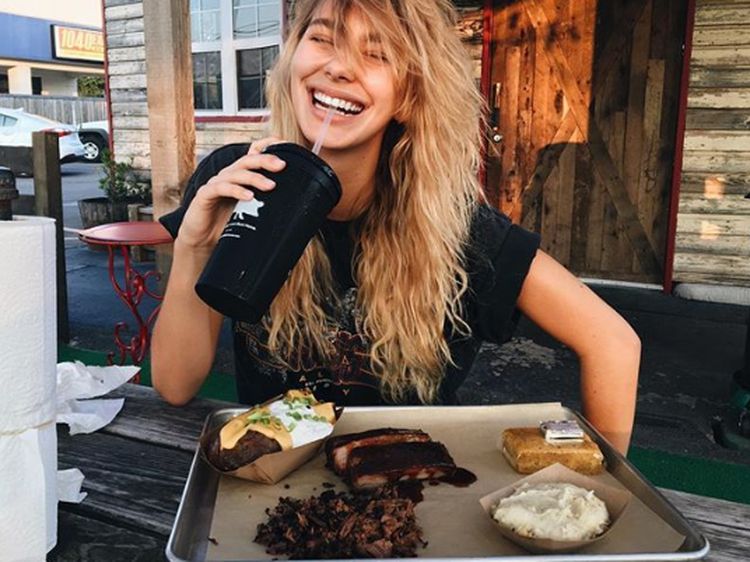 Millennial Abis, Ini Gaya Kulineran Camila Morrone, Kekasih Muda Leonardo DiCaprio