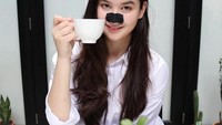 Sedang membersihkan komedo di hidungnya, Stephanie Poetri berpose dengan secangkir teh hangat. Foto: Instagram Stephaniepoetri