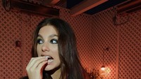 Nama Camila Morrone sedang menjadi perbincangan setelah mengungkapkan perbedaan usia dengan kekasihnya, Lenardo DiCaprio yang terpaut 23 tahun. Foto: Instagram @camilamorrone
