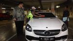 Malu Deh! Mobil Mewah Kok Ditempel Stiker Pajak