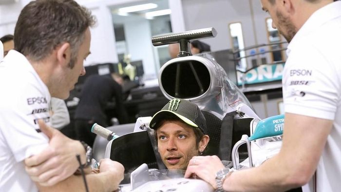 Valentino Rossi menjajal mobil tim Mercedes (Foto: instagram.com/valleyellow46) Valentino Rossi menjajal mobil tim Mercedes (Foto: instagram.com/valleyellow46)