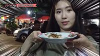 Cicip Gultik Pertama Kali, Youtuber Korea Ini Nambah 3 Piring!