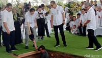 Topi kesayangan Ciputra dimasukkan ke dalam makam.