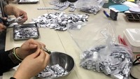 Suplemen tersebut mengandung vitamin dan sejumlah bahan-bahan alami lainnya yang dikemas ke dalam botol minuman. Minuman itu mengandung antioksidan yang dapat mendorong proses kerja sistem imun tubuh. AP Photo.