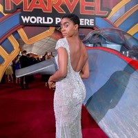 Lashana Lynch mempertegas pesonanya dengan gaun backless di premier Captain Marvel di Los Angeles. (Foto: Getty Images)