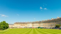 Deretan 30 bangunan di The Royal Crescent ini telah ada semenjak abad ke 18. Arsitektur ala Georgia ini katanya terbaik di Inggrsi dan begitu ikonik. (iStock)
