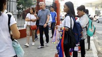 Harga beragam pernak-pernik bertema SEA Games 2019 tersebut dibanderol mulai dari 50 peso hingga ratusan peso tergantung ukuran dan jenis pernak-perniknya.