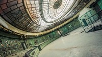 Kali ini bangunan terbengkalai yang dipotret Pataki berada di Hungaria. Kondisi bangunan bergaya art deco tersebut nampak masih cukup baik meski telah tak digunakan. Dok. Boredpanda/Tamás Pataki.