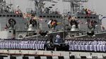 Wakasal Pimpin Upacara Hari Armada di Depan Kapal Perang
