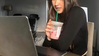 Saat waktu senggang, Stephanie bermain laptop dengan ditemani segelas minuman kesukaannya. Foto: Instagram Stephaniepoetri
