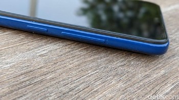 Sisi kananya terdapat tombol power dan pengaturan volume. Foto: Adi Fida Rahman/detikINET