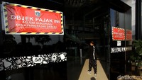 Badan Pelayanan Pajak dan Retribusi Daerah (BPRD) DKI Jakarta bersama Korsupgah Komisi Pemberantasan Korupsi (KPK) menyidak salah satu mal di kawasan Jakarta Utara. BPRD pun memasang stiker menunggak pajak di pintu mal lantaran belum membayar pajak sejumlah Rp 5,4 miliar.