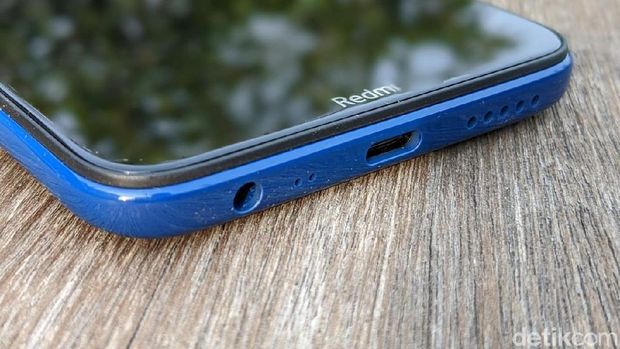 Redmi 8 punya port USB Type C.