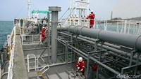 Para pekerja tengah beraktivitas di atas kapal tanker.