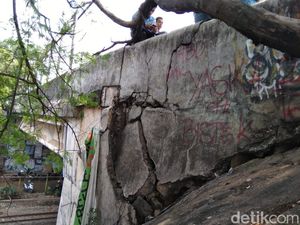 Fondasi Jembatan Depan Stasiun Rawa Buntu Tangsel Retak, Warga Khawatir
