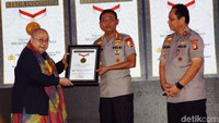 Dalam kesempatan tersebut Kapolri, Kapolda Metro Jaya, dan Kakorlantas Polri mendapat penghargaan dari Museum Rekor-Dunia Indonesia. Penghargaan itu diberikan karena tiga pimpinan di kepolisian itu mengembangkan sistem tilang elektronik atau e-TLE/e-Tilang dan meluncurkan aplikasi-aplikasi pelayanan publik.