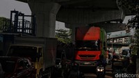 Pengerjaan proyek ini membuat lalu lintas tersendat.