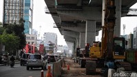 Diketahui, pembangunan proyek pembangunan tol layang dalkot ini dibagi ke dalam tiga tahapan. Tahap pertama meliputi Semanan-Sunter dan Sunter-Pulo Gebang sepanjang 30 kilometer (km). Pada tahap awal ini, pembangunan dibagi lagi menjadi tiga seksi, yakni seksi a yang menyambungkan Pulo Gebang-Kelapa Gading, seksi b dari Semanan menuju Grogol, lalu seksi c dari Grogol ke Kelapa Gading.