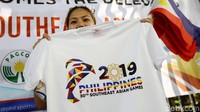 Beragam pernak-pernik SEA Games 2019 dijajakan oleh para pedagang di kawasan Rizal Memorial Stadium, Manila, Filipina, Kamis (5/12/2019).