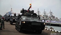 Selain itu, sejumlah alutsista turut ditampilkan dalam defile Hari Armada 2019.