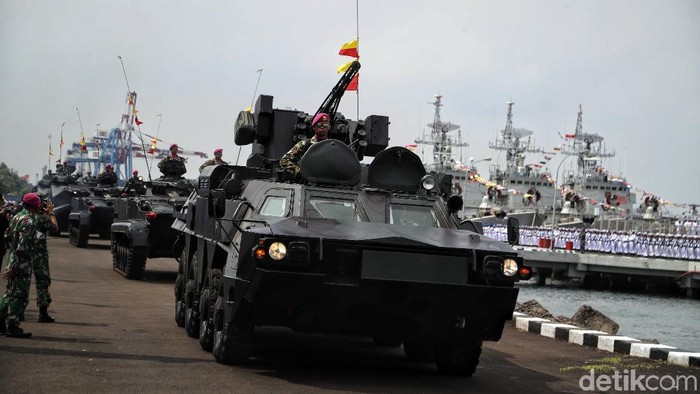 Para prajurit TNI AL melakukan defile untuk memeriahkan HUT Armada 2019. Sejumlah alutsista pun ditampilkan dalam acara itu.