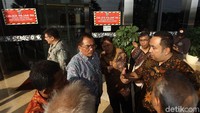 Pantauan detikcom, di Mal Baywalk Pluit, Jakarta Utara, Kamis (5/12/2019), sekitar pukul 15.00 WIB, BPRD bersama Korsupgah KPK awalnya bertemu dengan pihak manajemen Mal Baywalk Pluit. Klarifikasi sempat dilakukan kedua pihak.