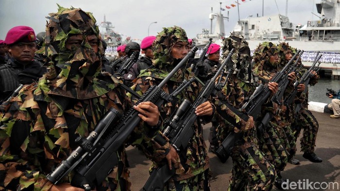 Para prajurit TNI AL melakukan defile untuk memeriahkan HUT Armada 2019. Sejumlah alutsista pun ditampilkan dalam acara itu.