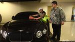 Malu Deh! Mobil Mewah Kok Ditempel Stiker Pajak