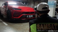 Pemprov DKI Jakarta bekerja sama dengan Korsupgah KPK melakukan pengecekan pajak mobil mewah di salah satu parkiran apartemen di Penjaringan Jakarta Utara, Kamis (5/12/2019).