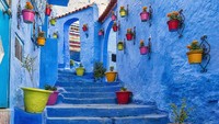 Lain pula dengan pesona jalan di Chefchaouen, Moroko ini. Dominasi warna biru menghiasi gang dan lorong. Karena keunikannya ini menjadi salah satu tempat favoritnya fotografer. (iStock)
