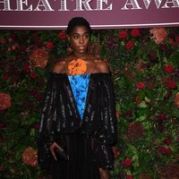 Seperti Agen 007, Lashana Lynch juga selalu berbusana maksimal dalam kehidupan nyata. Muncul dalam balutan gaun hitam off-shoulder dengan semburat warna bold sebagai aksen, Lashana memukau di red carpet Lashana Lynch Evening Standard Theatre Awards ke-65 di London, Inggris beberapa waktu lalu. (Foto: Getty Images)