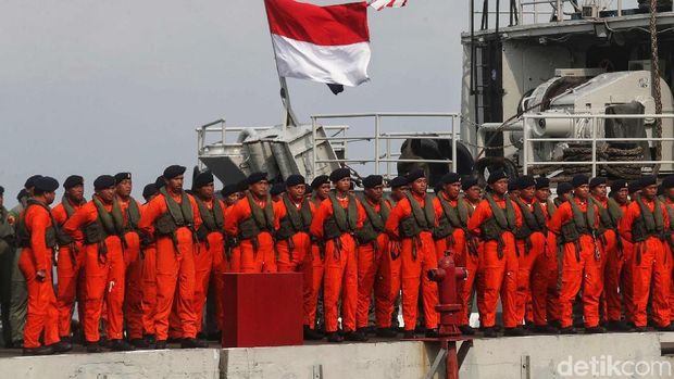 Wakil Kepala Staf TNI Angkatan Laut Laksamana Madya TNI Mintoro Yulianto melakukan inspeksi pasukan dalam upacara peringatan Hari Armada RI 2019, Pondok Dayung, Jakarta Utara, Kamis (5/12). Dalam acara tersebut ditampilkan berbagai aksi seperti defile dan aksi penyelamatan TNI AL dari teror