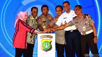 Acara launching aplikasi itu dihadiri oleh sejumlah tokoh seperti Kapolri Jenderal Idham Azis, Kakorlantas Irjen Istiono, Kapolda Metro Jaya Irjen Gatot Eddy Pramono, Gubernur DKI Jakarta Anies Baswedan, dan Menteri Perhubungan Budi Karya.