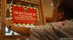Melihat Mal Baywalk Pluit Berhiaskan Stiker Tunggak Pajak