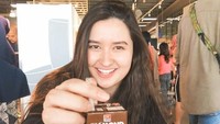 Si cantik Stephanie yang berpose dengan sekotak kecil susu coklat yang sedang ia nikmati. Foto: Instagram Stephaniepoetri