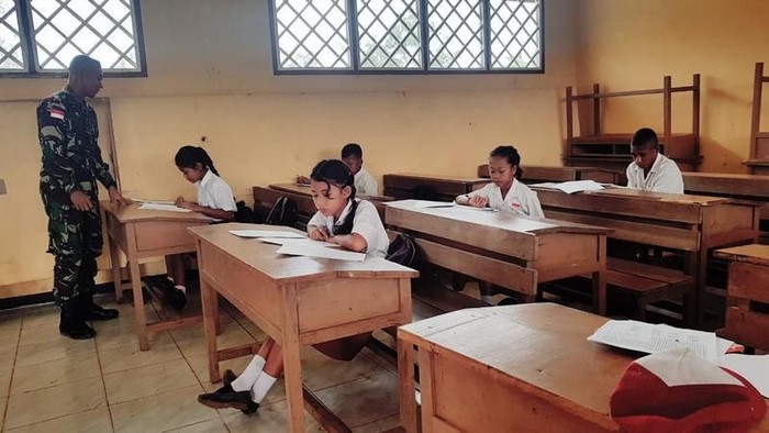 Satgas Pamtas RI-PNG Yonif Mekanis Raider 411 Kostrad menjadi pengawas ujian di SD perbatasan. Motivasi pun turut diberikan kepada siswa sebelum ujian dimulai.