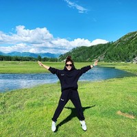 Aku bangun merasa senang, hanya karena aku bisa menghabiskan satu hari lagi di sini. Tidak meminta lebih atau mencoba berlari lebih cepat. Seluruh hidupku aku mencari pengakuan dan terobsesi dengan likes secara fisik dan dunia virtual, tanpa sadar aku sebenarnya harus belajar mencintai diriku sendiri, Foto: Instagram @miraduma