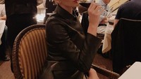 Berpose candid, ini gaya Camila Morrone setelah berhasil menghabiskan sepiring pasta di sebuah restoran mewah. Foto: Instagram @camilamorrone