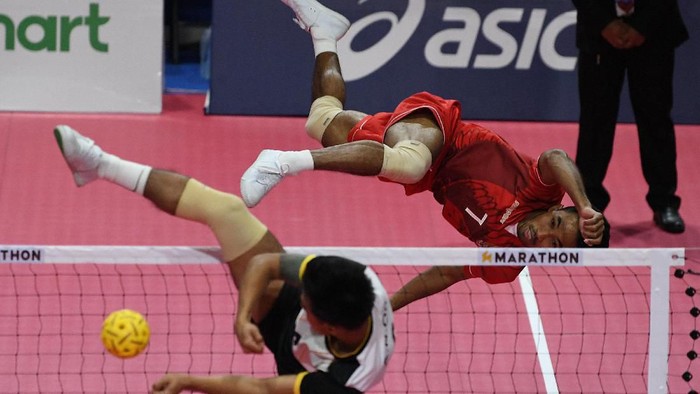 Pesepak takraw Indonesia Saiful Rijal (kanan) melakukan smes yang diblok pesepak takraw Myanmar Aung Naing Oo dalam pertandingan babak Final Sepak Takraw Ganda Beregu Putra SEA Games ke-30 di Subic Gymnasium, Filipina, Kamis (5/12/2019). Regu takraw putra Indonesia menang atas Myanmar dengan skor 2-0 sehingga meraih medali emas. ANTARA FOTO/Nyoman Budhiana/wsj.