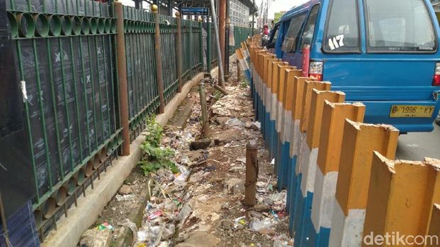 Sampah di kawasan Stasiun Bojonggede